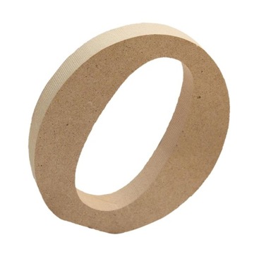 Деревянная табличка с алфавитом и буквами в саду