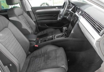 Volkswagen Passat B8 Variant Facelifting 2.0 TSI 190KM 2022 Volkswagen Passat 2.0 TSI 190KM DSG Elegance Reflektory Matrix Szyba przed, zdjęcie 12