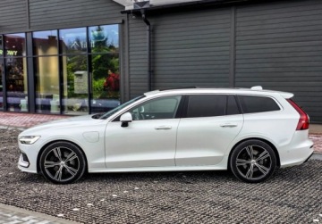 Volvo V60 II  Kombi Plug-in 2.0 T6 Plug-In Hybrid 341KM 2021 Volvo V60 FV 23 BW Panorama Kamery 360 Biala Perla 2.0 Hybryda Plug-in, zdjęcie 1