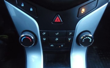 Chevrolet Cruze Sedan 1.8 16V DOHC 141KM 2013 Chevrolet Cruze 2013r, Salonowy, 1.8 BenzynaLPG. Lekko uszkodzony prawy ty, zdjęcie 14