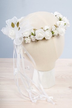 Obfity wianek komunijny z kwiatów z perłami