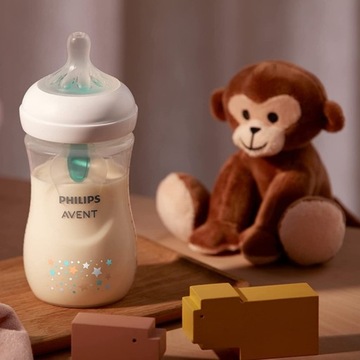 Бутылочка AVENT Natural Response с антиколиковой крышкой.