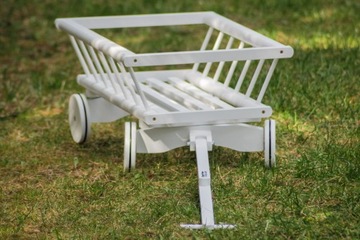 Большая деревянная тележка-лестница с резиновыми колесами, белый сад