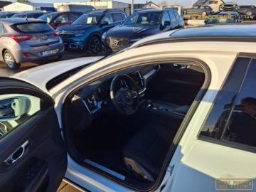 Volvo V60 II  2022 Volvo V60 2,0 B3 mild hybrid 163KM panorama navi elektryka led hak alu opl, zdjęcie 9