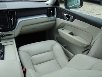 Volvo XC60 II Crossover D4 190KM 2020 Volvo XC60 D4, Salon Polska, 187 KM, Automat, zdjęcie 7
