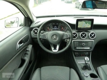Mercedes Klasa A W176 Hatchback 5d Facelifting 160 102KM 2017 Mercedes-Benz Klasa A Mercedes-Benz Klasa A W176 160 BIALA PERLAXENONYLedy, zdjęcie 6