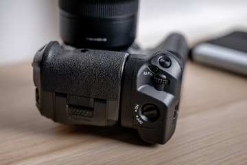 Аккумуляторная ручка Newell BG-R10 для Canon EOS R5/R6