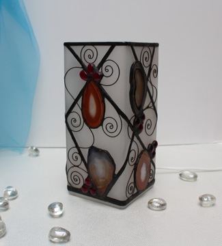 Ночник из молочного стекла, украшенный агатами.