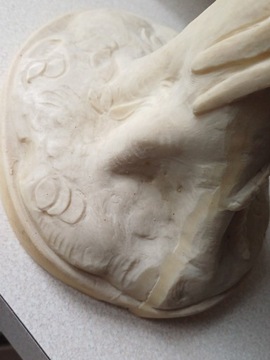 Мраморная фигурка попугая