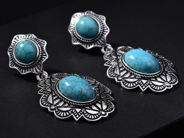 Posrebrzane wiszące kolczyki z turkusowymi kamieniami w kolorze srebrnym