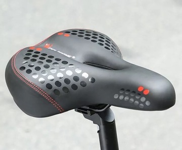 Удобное велосипедное седло с велосипедным фонарем.