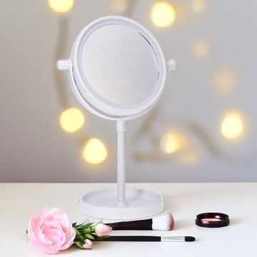 Регулируемое зеркало для макияжа со светодиодной подсветкой.