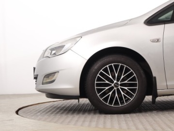 Opel Astra J Hatchback 5d 1.4 87KM 2011 Opel Astra 1.4 16V, GAZ, Klima,ALU, zdjęcie 13