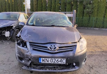 Toyota Auris I Hatchback 1.6 Valvematic 132KM 2010 Toyota Auris 2010r, 1.6Benzyna. Uszkodzony przod i lewy bok. 1.6 Benzyna, zdjęcie 9