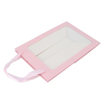 Большой бумажный пакет конфет. Открытое окно.