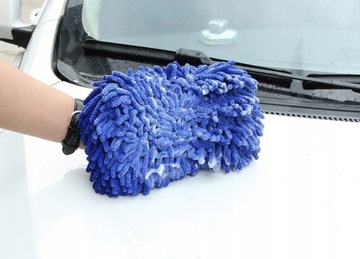 Перчатка из микрофибры для мытья автомобиля.