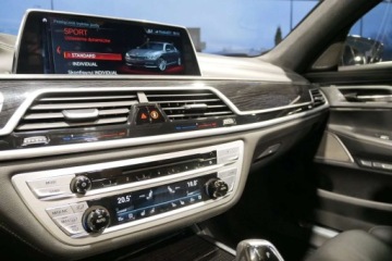 BMW Seria 7 G11-G12 Sedan 750i 450KM 2018 BMW Seria 7 Pneumat M Pakiet HeadUp Radar Dociagi Masaz Wentyl Harman Bezwp, zdjęcie 22