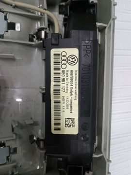 AUDI A4 B7 LAMPA POLSTROVÁNÍ KABINY 8E0951177