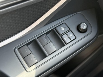 Toyota C-HR I Crossover Facelifting 1.8 Hybrid 122KM 2023 Toyota C-HR 1.8 Hybrid GPF Comfort 1.8 Hybrid GPF, zdjęcie 17