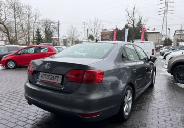 Volkswagen Jetta VI Sedan 1.2 TSI 105KM 2013 Volkswagen Jetta Salon Polska. Serwis ASO Czujniki 1.2 Benzyna 105KM, zdjęcie 31