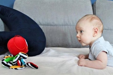 MOM'S CARE ПОГРЕМКА Осьминог КОНТРАСТНЫЙ СЕНСОРНЫЙ ТАЛИСМАН HENCZ 997