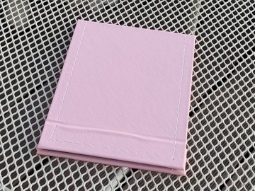 Портативное складное зеркало розового цвета.