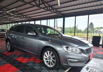 Volvo V60 I Kombi Facelifting 2.0 D3 DRIVE-E 150KM 2015 Volvo V60 Volvo V60 I Zadbane Zarejestrowane 2.0 Diesel 150KM, zdjęcie 9