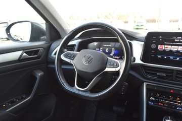 Volkswagen T-Roc I SUV Facelifting 1.5 TSI ACT 150KM 2022 Volkswagen T-Roc SalonPL 150KM TSI DSG Life 17 ZimowySiedzenia komfortoweV, zdjęcie 9