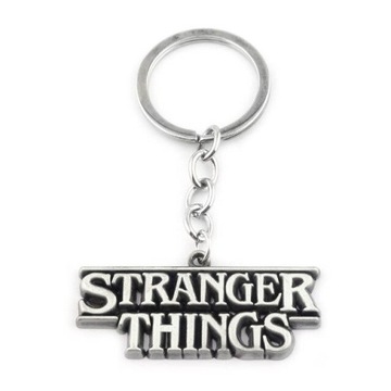 Brelok kluczy Stranger Things tytuł metal 11 sr PL