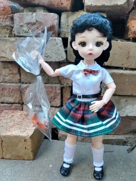 LALKA WEDNESDAY ADDAMS W MUNDURKU Z PIRANIĄ 30cm