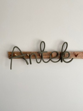 Любая надпись из верёвки, назовите 5 букв, привет.