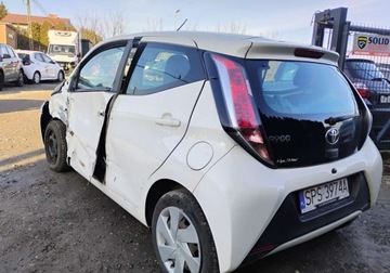 Toyota Aygo II Hatchback 5d 1.0 VVT-i 69KM 2017 Toyota Aygo 122017r, 1.0 Benzyna. Uszkodzony przod i lewy bok. Jezdzi., zdjęcie 2