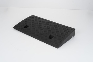 Najazd podjazd krawężnikowy plastikowy 7cm