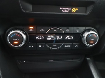 Mazda 3 III Hatchback  2.0 SKYACTIV-G  165KM 2016 Mazda 3 2.0 Skyactiv-G, Salon Polska, Navi, Klima, zdjęcie 12