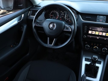 Skoda Octavia III Liftback Facelifting 1.6 TDI 115KM 2017 Skoda Octavia 1.6 TDI, Salon Polska, Klima, zdjęcie 6