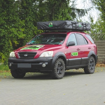 Зеленая палатка Wild Camp Hudson 220, установленная на перилах и перекладинах