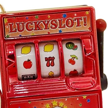 Банк Lucky Slot Machine с вращающимся барабаном. Компактный фруктовый игровой автомат красного цвета.