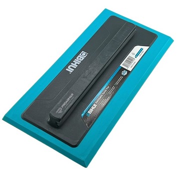 Набор инструментов для плиточника – мастерки для клея и затирки.