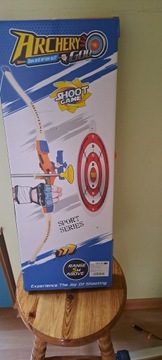 Лук со стрелами и биноклем