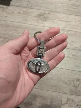 Серебряный брелок с кристаллами Toyota Avensis Verso авто