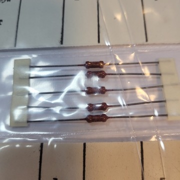 KOMPLET 5 sztuk Rezystor opornik KGS-0,25W 5% 910 Ohm