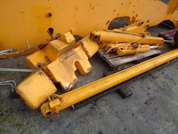 Телескопический погрузчик с кабиной JCB 535-140, рама, телескопический цилиндр, детали цилиндра