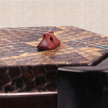 Czerwony chiński instrument muzyczny mostka Erhu