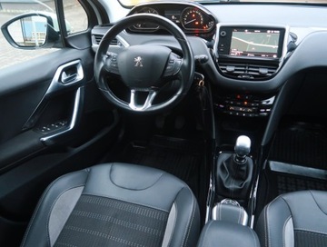 Peugeot 2008 I SUV Facelifting 1.2 PureTech 130KM 2017 Peugeot 2008 1.2 PureTech, Salon Polska, zdjęcie 6