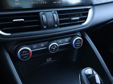 Alfa Romeo Giulia II Sedan 2.0 Turbo 200KM 2018 Alfa Romeo Giulia 2.0 Turbo, Salon Polska, zdjęcie 17