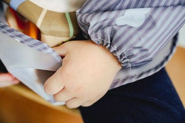 ФАРТУК-КОМБИНЕЗОН С РУКАВАМИ, ЗАЩИЩАЮЩИЙСЯ НА ЗАЛИВКЕ ДЛЯ РАСШИРЕНИЯ ДИЕТЫ