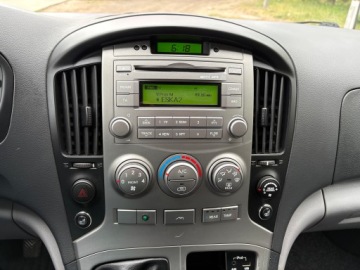 Hyundai H1 II Wagon 2.5 CRDi 170KM 2011 HYUNDAI H1 8-OSÓB KLIMA PARKTRONIC HAK SKÓRY GRZANE FOTELE WEBASTO, zdjęcie 19