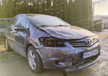 Toyota Auris I Hatchback 1.6 Valvematic 132KM 2010 Toyota Auris 2010r, 1.6Benzyna. Uszkodzony przod i lewy bok. 1.6 Benzyna, zdjęcie 1
