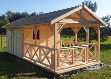 Деревянный летний домик с садовой беседкой