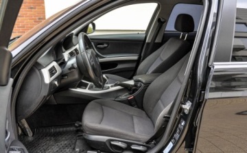 BMW Seria 3 E90-91-92-93 Limuzyna E90 318i 143KM 2010 BMW Seria 3 Lift 2010 r. Bezwypadkowy 2.0 Benzyna 143KM, zdjęcie 6
